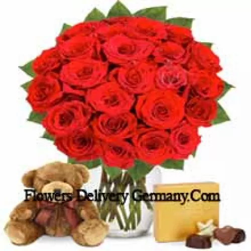 31 Rose Rosse con alcune felci in un vaso di vetro accompagnate da una scatola di cioccolatini importati e un carino orsacchiotto marrone alto 12 pollici