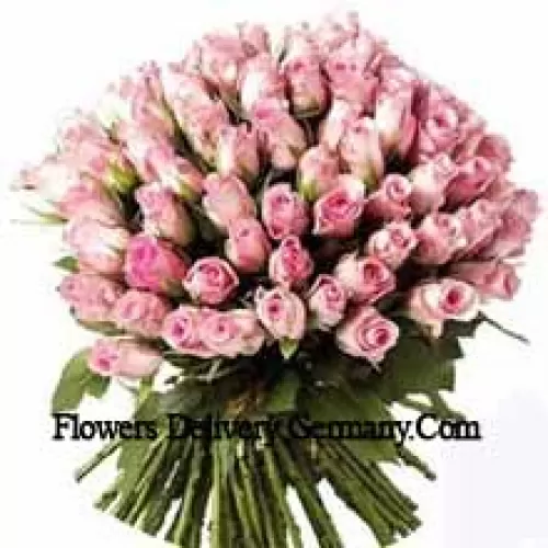 Букет из 75 розовых роз с сезонными наполнителями