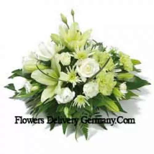 白いバラ、白いカーネーション、白いユリ、季節のフィラーを含むアソートされた白い花の美しいアレンジメント