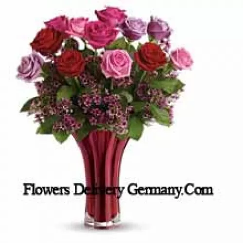 11 Rose Colorate Miste Con Alcune Felci in un Vaso