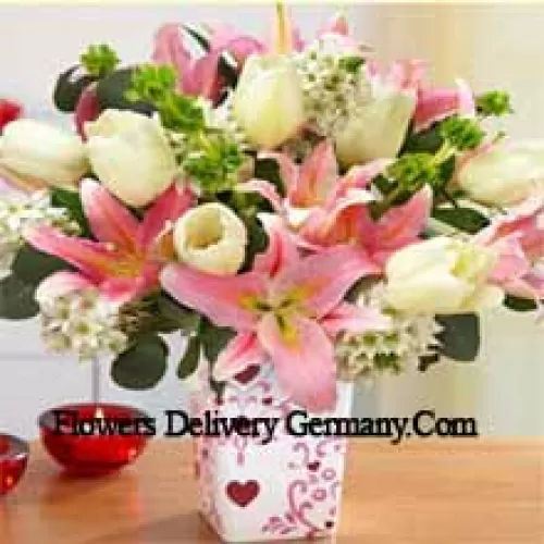 Ružičasti ljiljani i bijeli tulipani s raznovrsnim bijelim punilima u staklenoj vazi - Napomena: U slučaju nedostupnosti određenog sezonskog cvijeća, isto će biti zamijenjeno drugim cvijećem iste vrijednosti