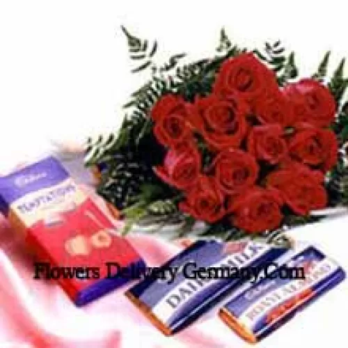 Букет из 11 красных роз с разнообразными шоколадными конфетами