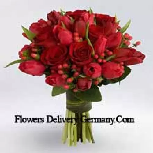 Букет из красных роз и красных тюльпанов с красными сезонными дополнителями.