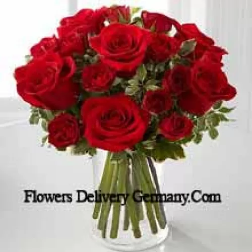 花瓶里有19只红玫瑰和一些蕨类植物