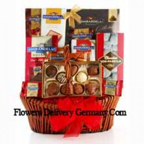 Panier contenant des chocolats et des collations assorties